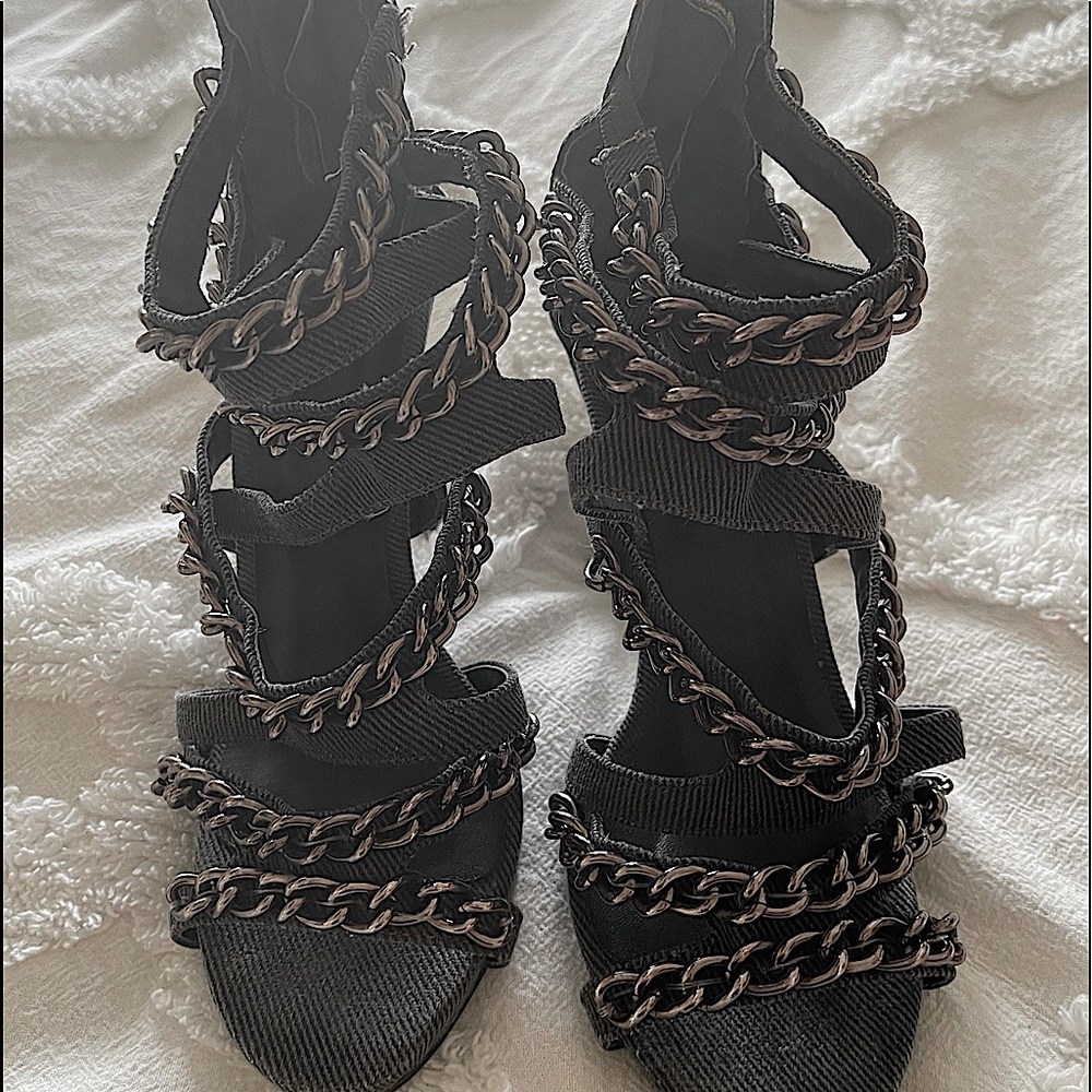 Brand new pair of heels, very stylish
